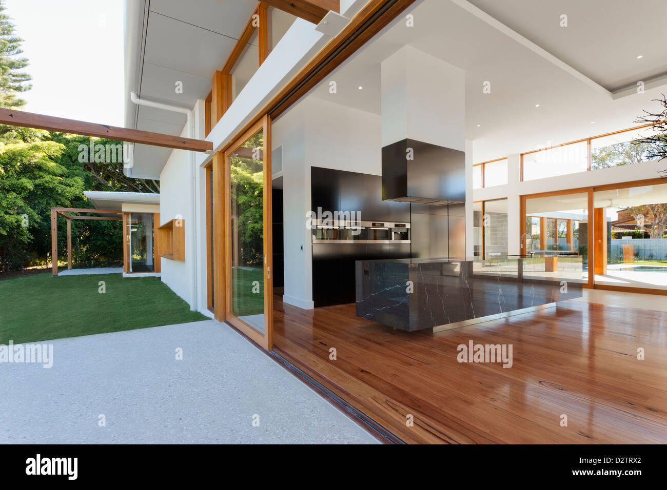 Luxuriöse Küche und Wohnzimmer in neue Villa Stockfoto