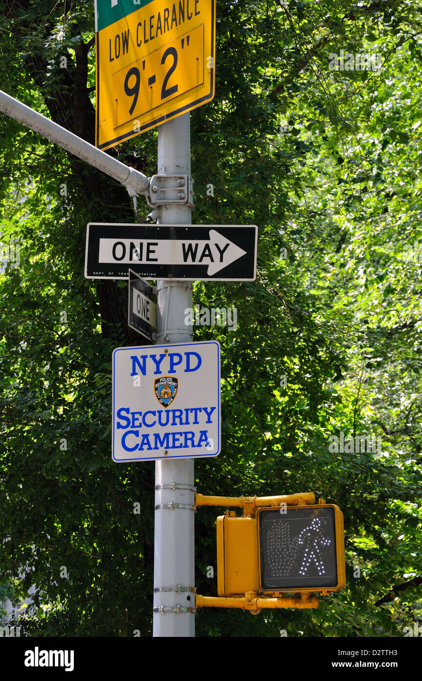 New York Police Department Sicherheit Kamera Zeichen Stockfoto