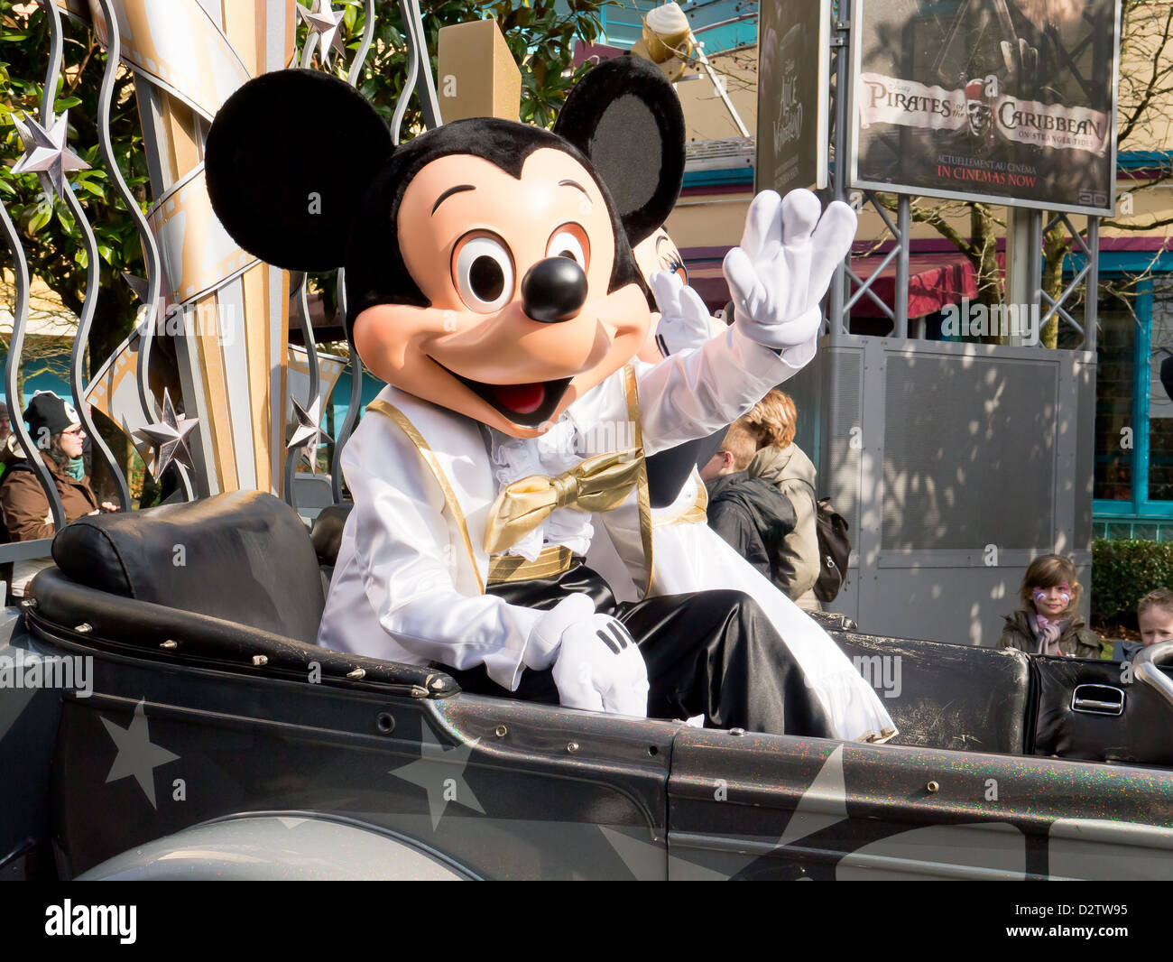 Mickey Mouse winken aus einem Auto während Disney Stars n Cars Parade im Disneyland Paris Stockfoto