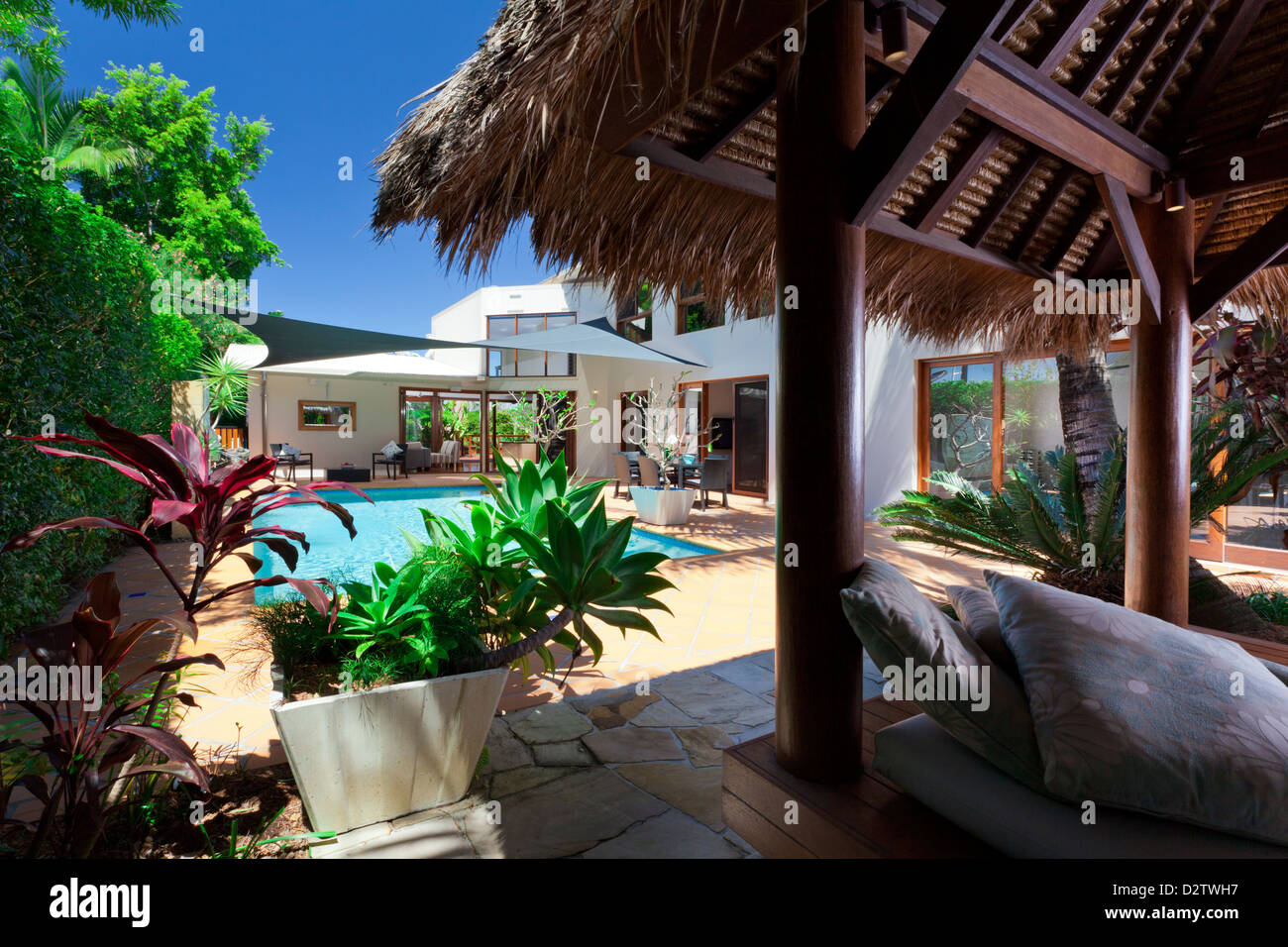 Moderner Garten mit Swimmingpool und Bali Hütte in australischen Herrenhaus Stockfoto