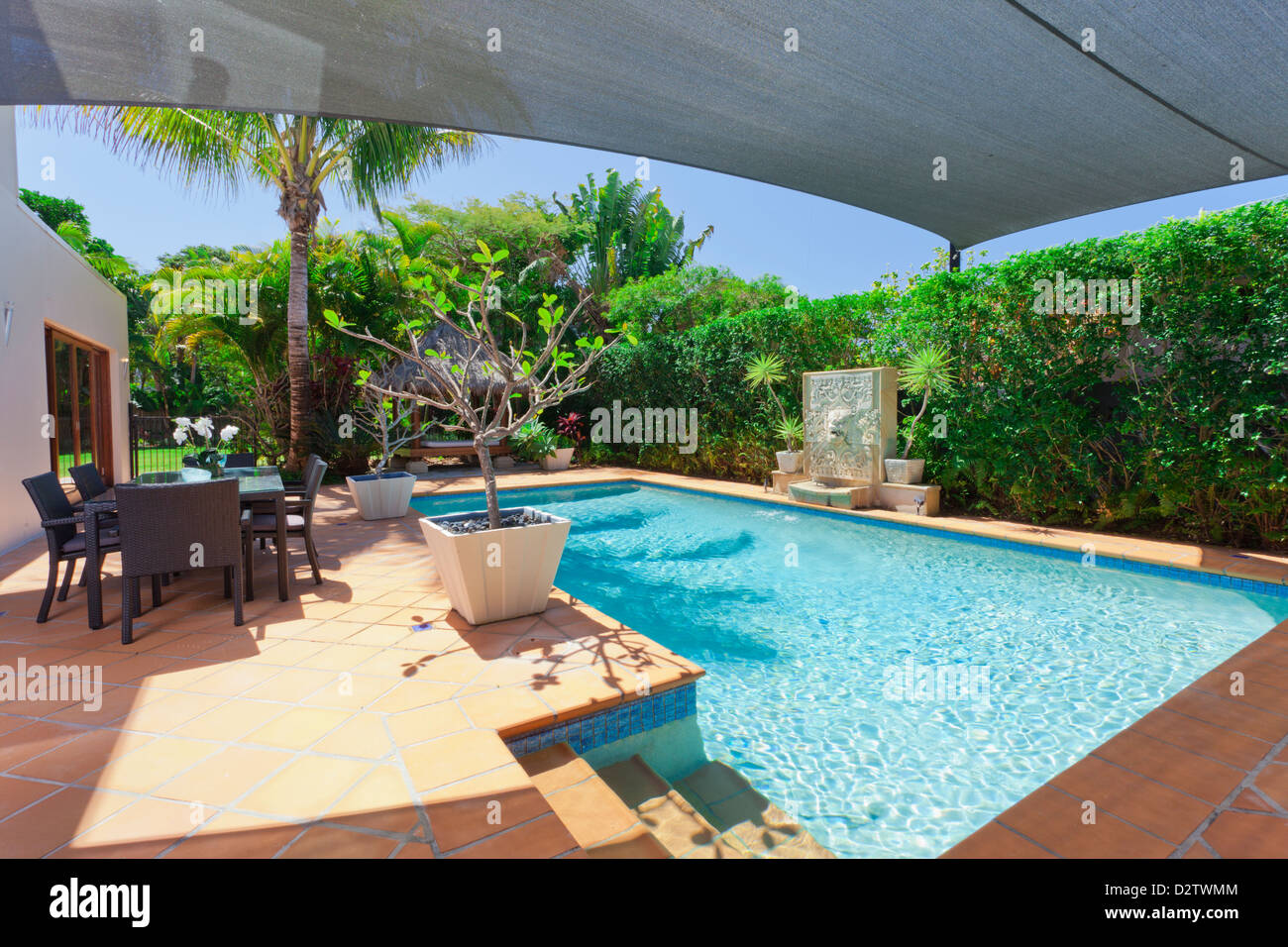 Moderner Garten mit Schwimmbad und Unterhaltungsbereich im australischen Herrenhaus Stockfoto