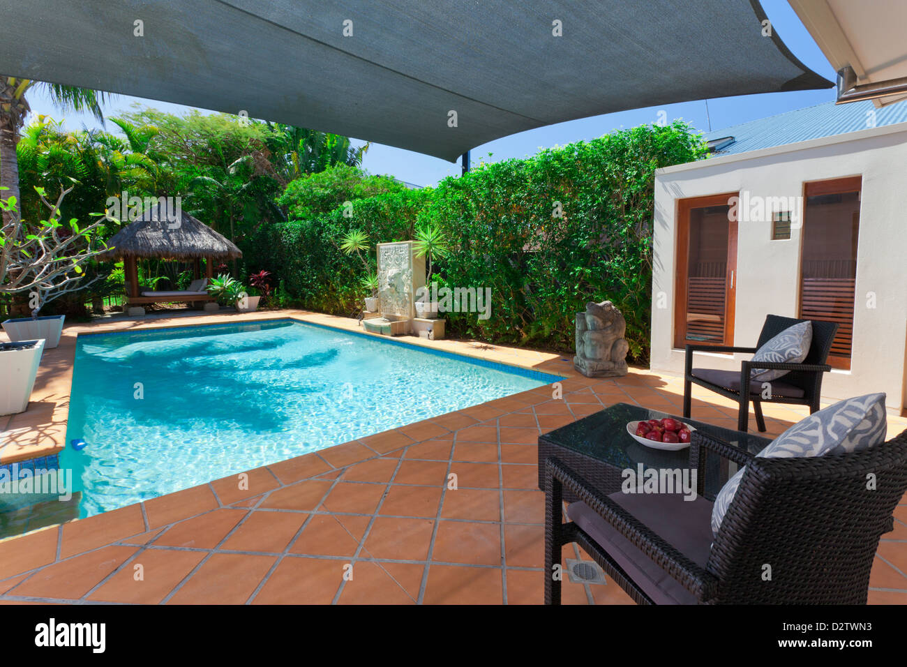 Moderner Garten mit Swimmingpool und Bali Hutin australische Herrenhaus Stockfoto