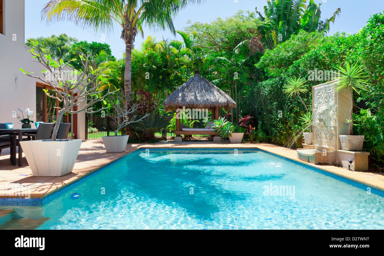 Luxus-Schwimmbad und Unterhaltungsbereich im australischen Herrenhaus Stockfoto