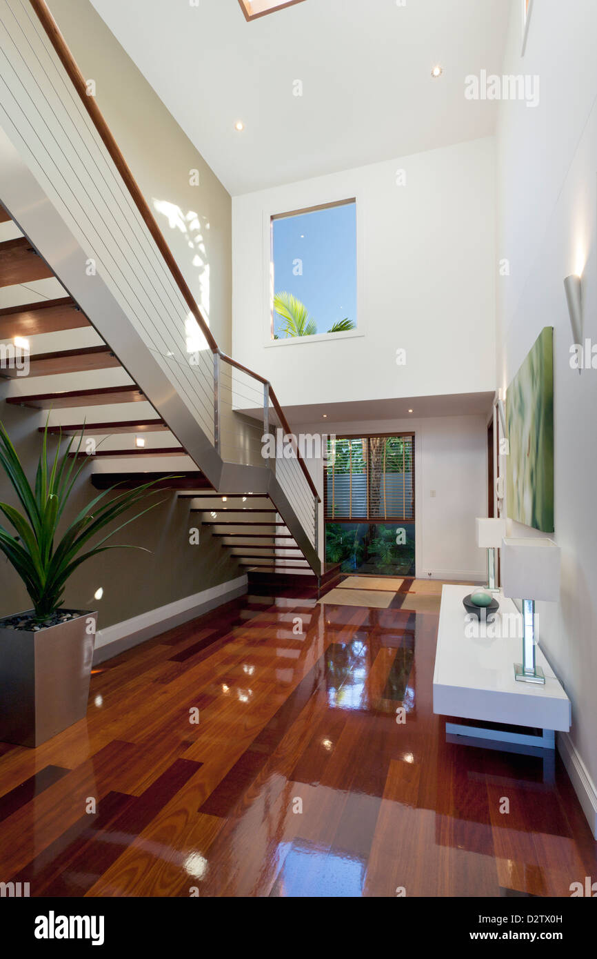 Stilvolles Haus Interieur mit Treppe Stockfoto