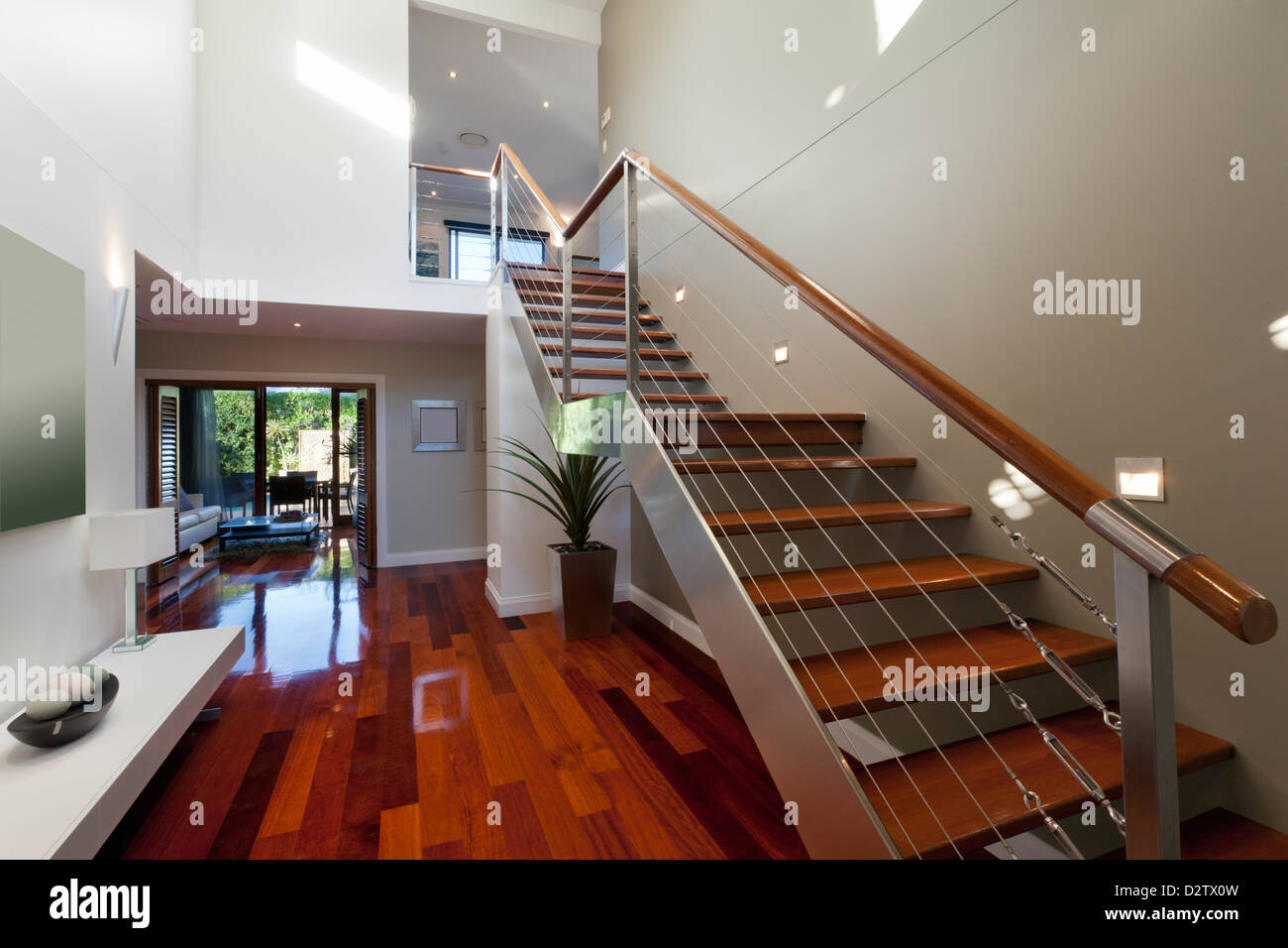 Stilvolles Haus Interieur mit Treppe Stockfoto