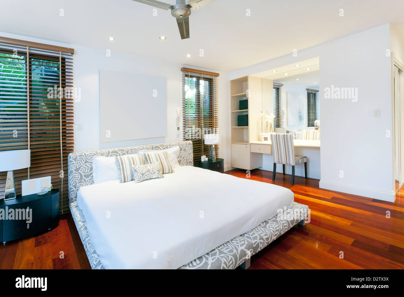 Stilvolle Schlafzimmer in Luxus-Haus Stockfoto