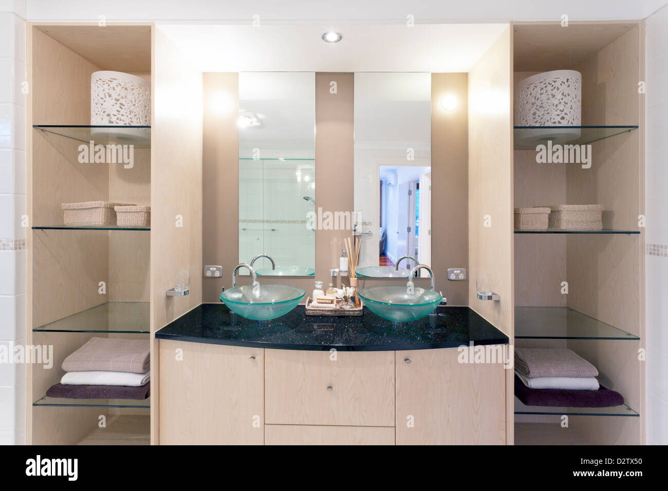Moderne Zweibettzimmer Bad in stilvolle australischen Heimat Stockfoto