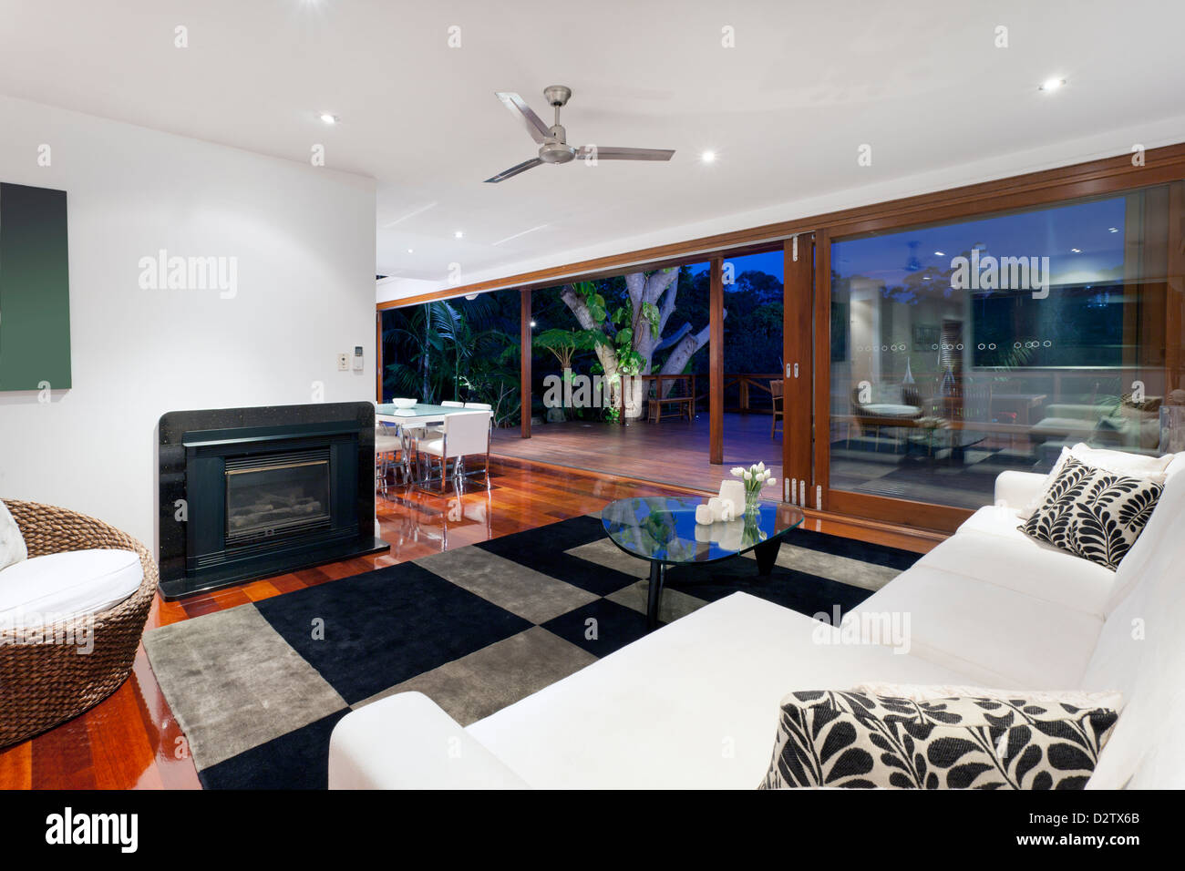 Modernes Wohnzimmer in stilvoller Villa Stockfoto
