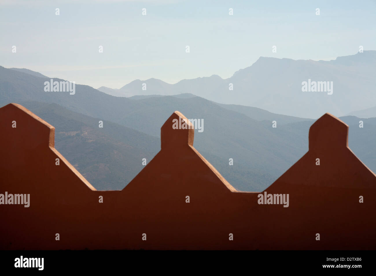 Blick auf Replik trat Zinnen über hohe Atlasgebirge von Marokko, Nordafrika Stockfoto