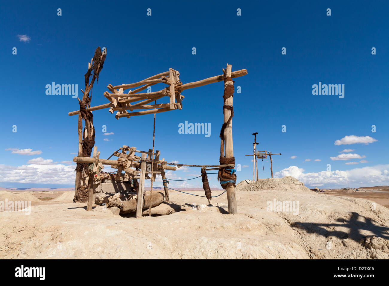 Linien von Brunnen, unterirdische Kanäle, bekannt als Khettaras, Dades, Marokko, Nordafrika Stockfoto