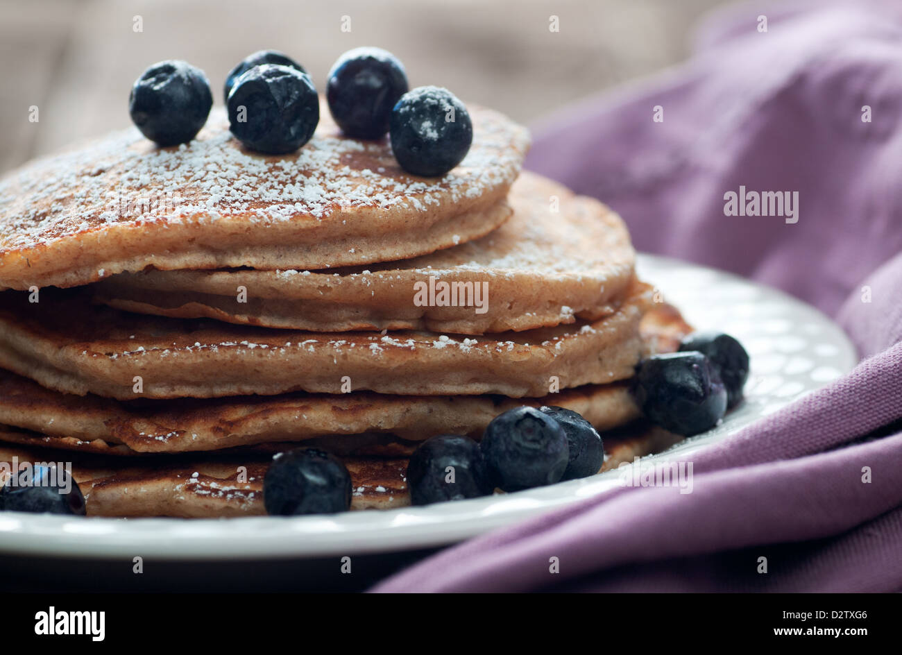 Gold Stapel von Pfannkuchen mit frischen Heidelbeeren Stockfoto