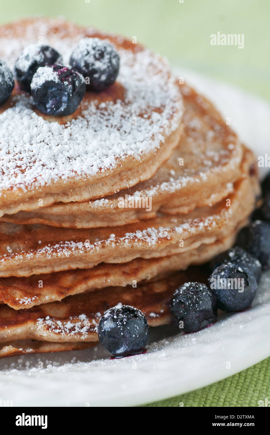 Gold Stapel von Pfannkuchen mit frischen Heidelbeeren Stockfoto