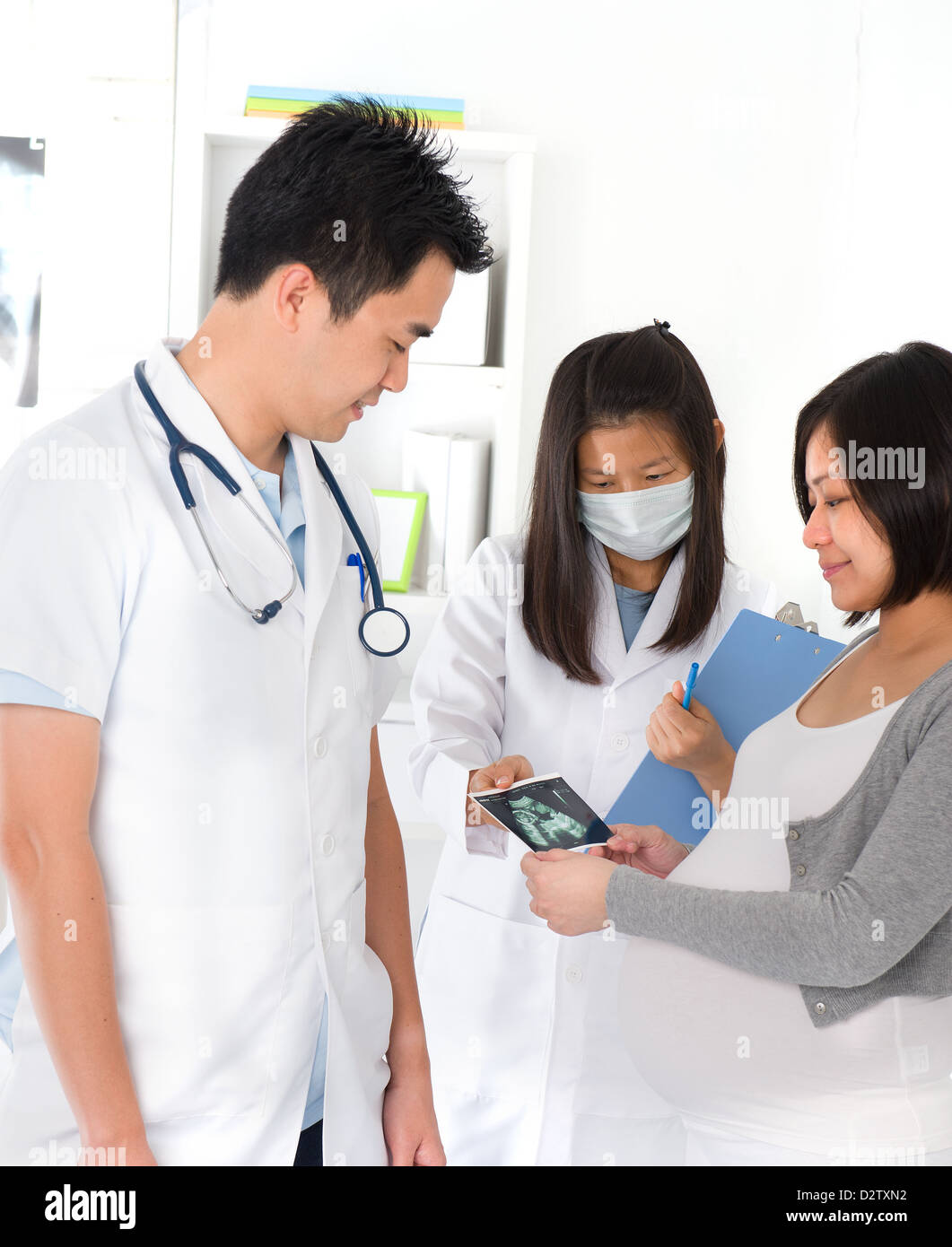 eine Mutter, die Durchführung von medizinischen Checkup-Schwangerschaftstest Stockfoto