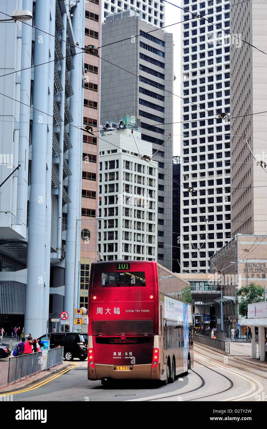 Doppeldecker-Bus mit Wolkenkratzern Stockfoto