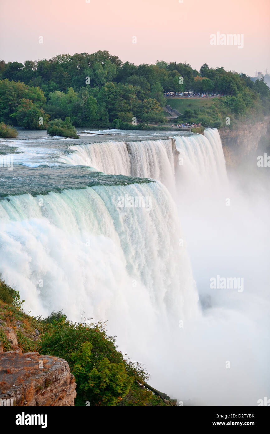 Die amerikanischen Wasserfälle von Niagara Falls Closeup in der Dämmerung nach Sonnenuntergang Stockfoto