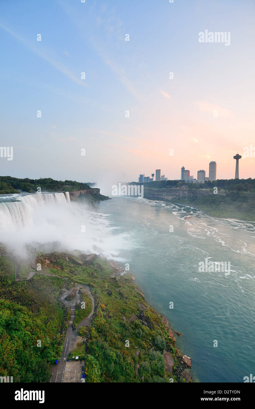 Die amerikanischen Wasserfälle von Niagara Falls Closeup in der Dämmerung nach Sonnenuntergang Stockfoto