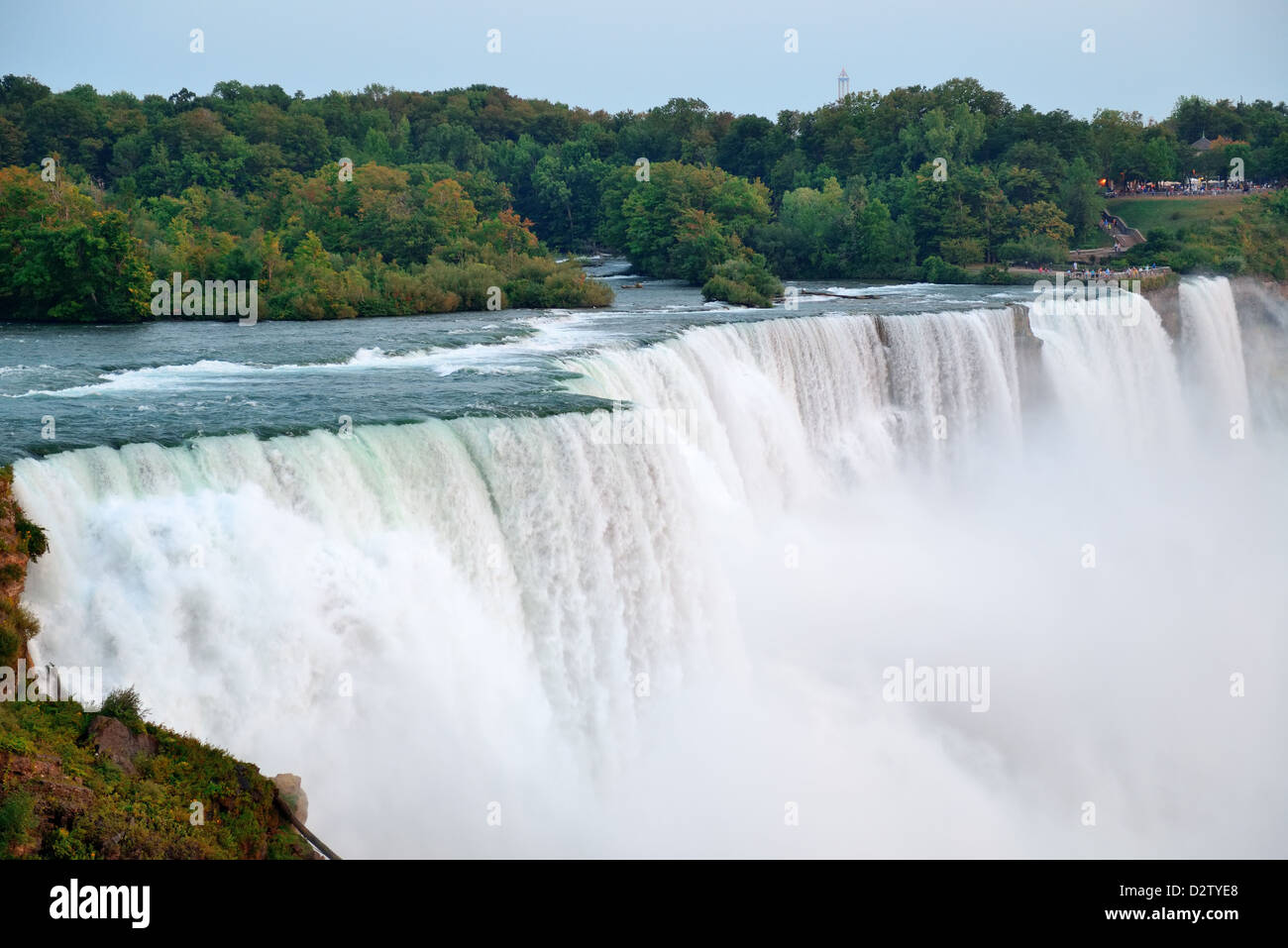 Die amerikanischen Wasserfälle von Niagara Falls Closeup in der Dämmerung nach Sonnenuntergang Stockfoto