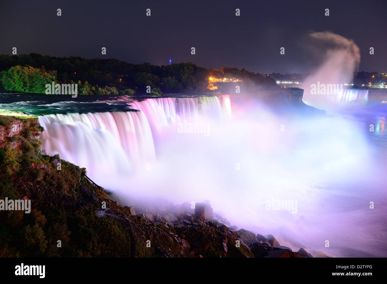 Niagara-Fälle beleuchtet durch bunte Lichter in der Nacht. Stockfoto