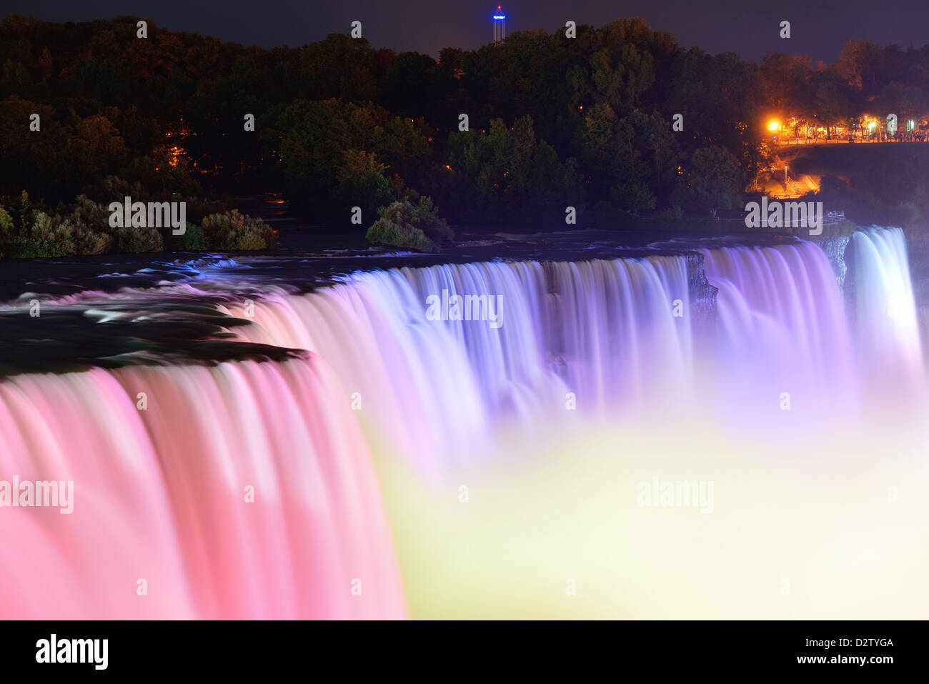 Niagara-Fälle beleuchtet durch bunte Lichter in der Nacht. Stockfoto