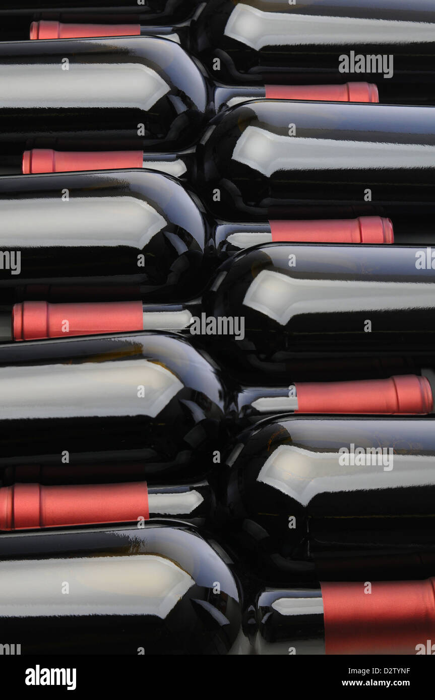 Nahaufnahme einer Reihe von roten Wein in Flaschen miteinander verschachtelt. Hochformat füllt den Rahmen. Stockfoto