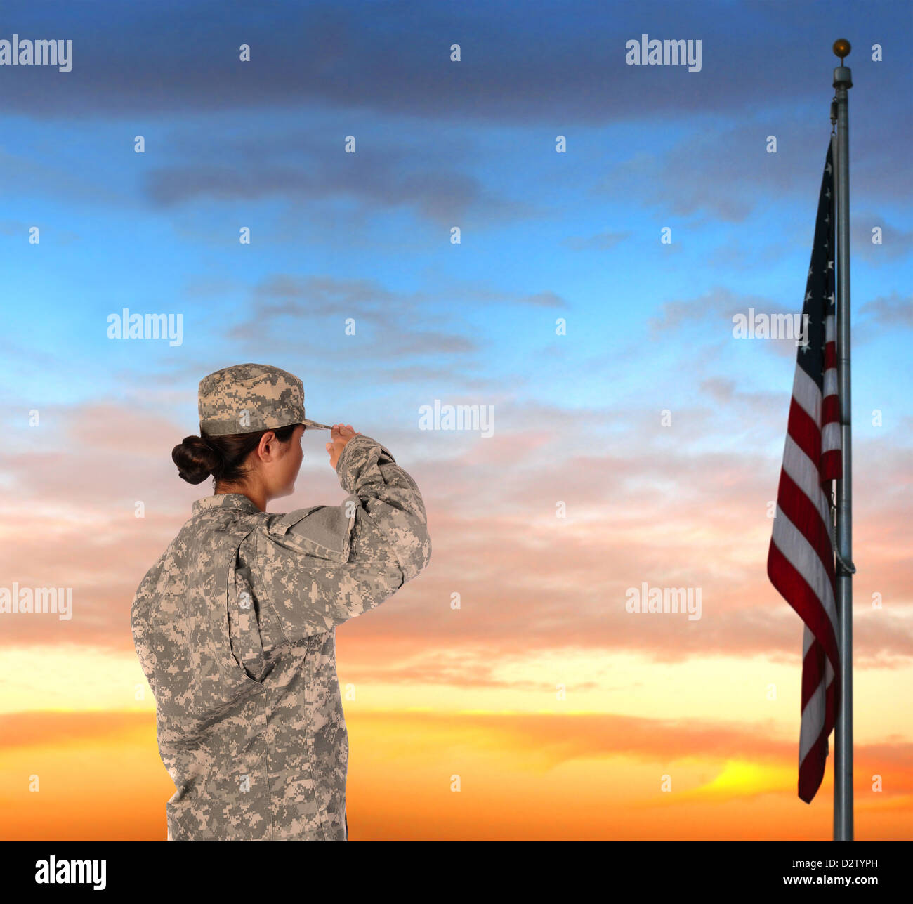 Nahaufnahme einer amerikanischen Soldatin in Kampfuniform salutieren eine Flagge bei Sonnenuntergang. Stockfoto