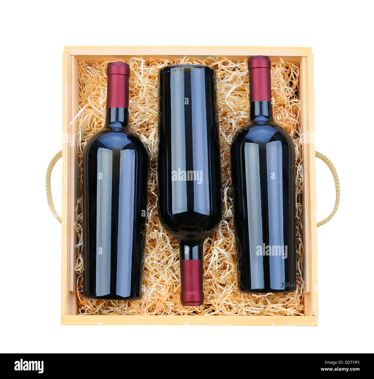 Nahaufnahme von drei roten Weinflaschen in einem Holzkästchen mit Stroh Verpackung. Overhead Schuss auf einem weißen Hintergrund. Stockfoto