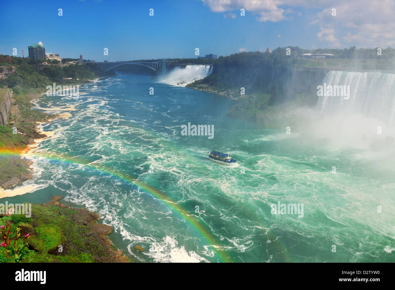 Niagara-Fälle übersehen, mit Boot und blauer Himmel Stockfoto