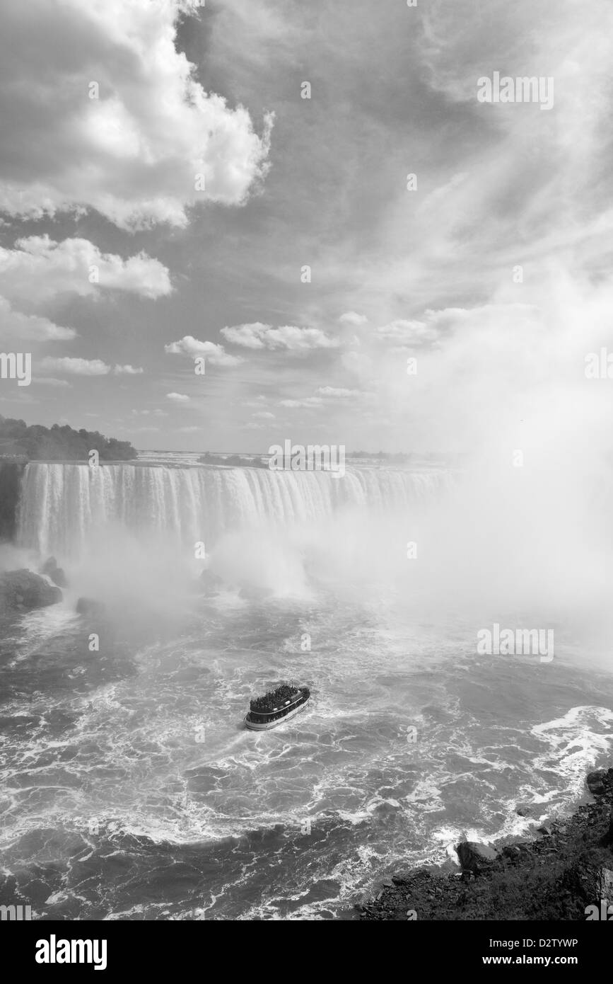 Boot und Horseshoe Falls von den Niagarafällen entfernt in schwarz / weiß Stockfoto