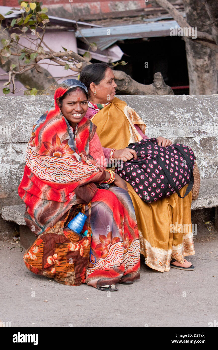 Indien, Rishikesh. Zwei indische Frauen sitzen auf einer Bank. Stockfoto