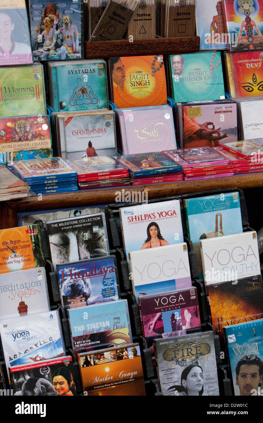 Indien, Rishikesh.  Musik-CDs und DVDs für Yoga-Praktizierende und Meditierende. Stockfoto