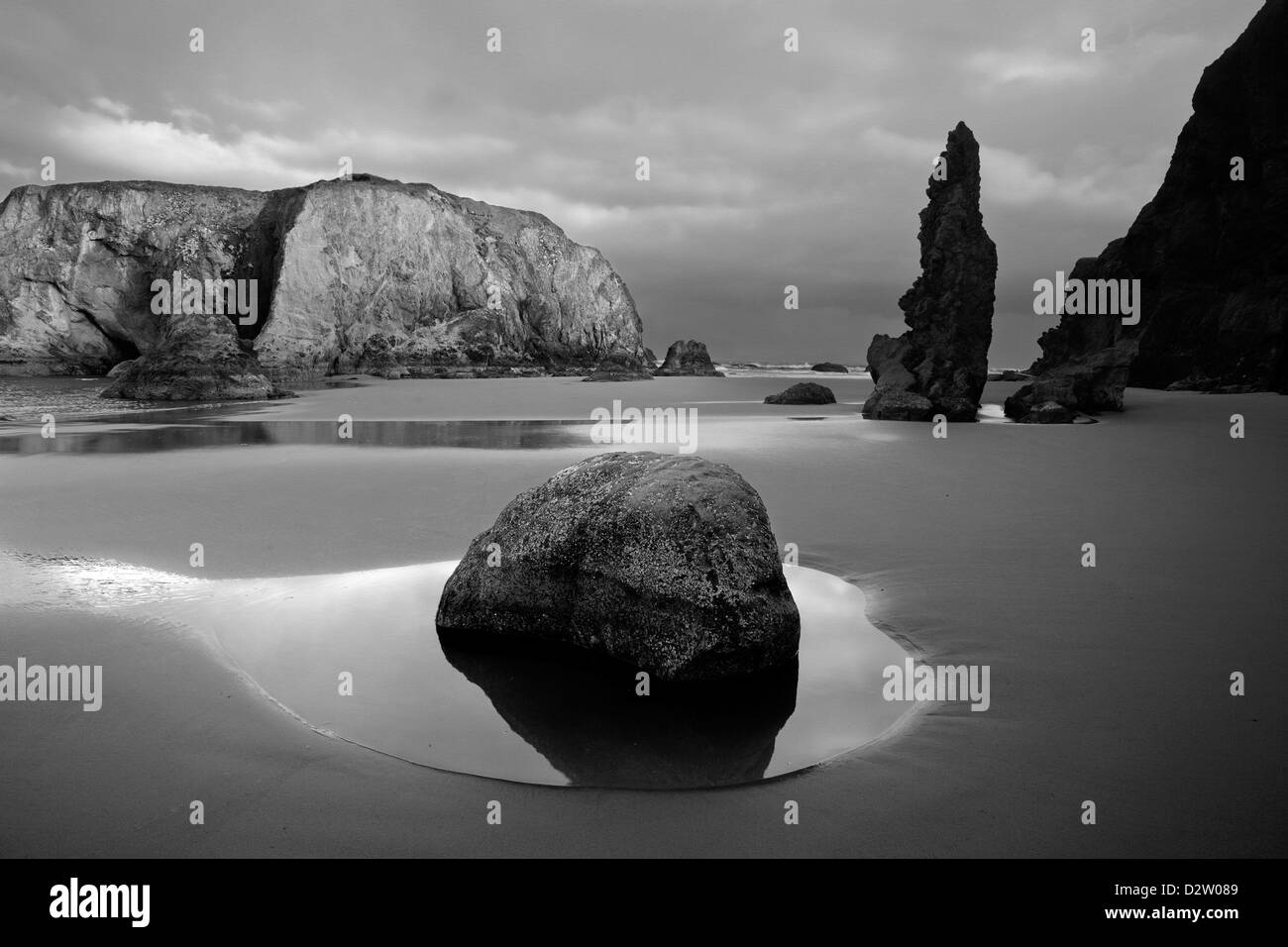 OR00956-00 BW... OREGON - Bandon Strand vom Gesicht Rock Aussichtspunkt bei Sonnenaufgang Stockfoto