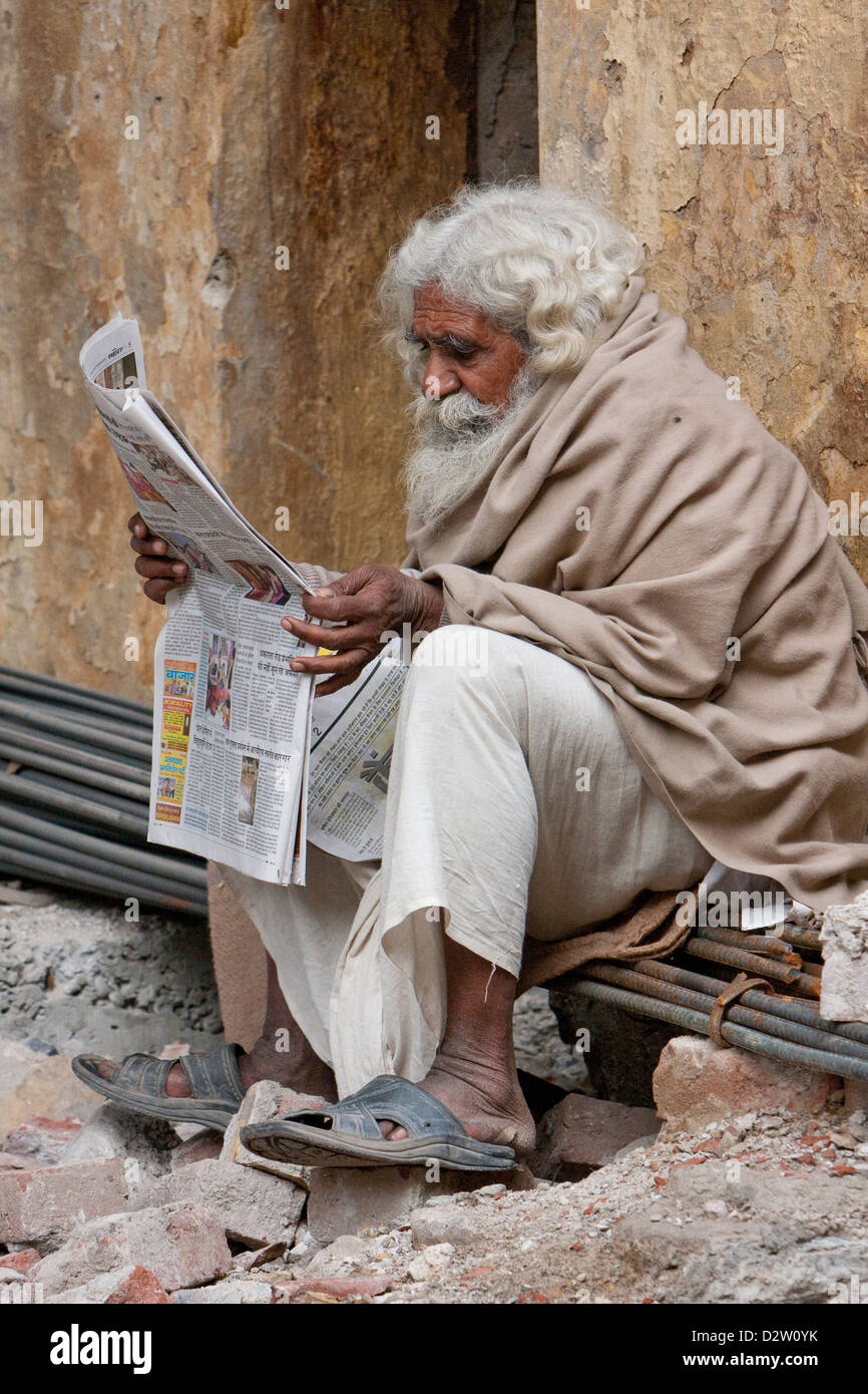 Indien, Rishikesh. Bärtiger alten Mann Hindi Zeitung lesen. Stockfoto