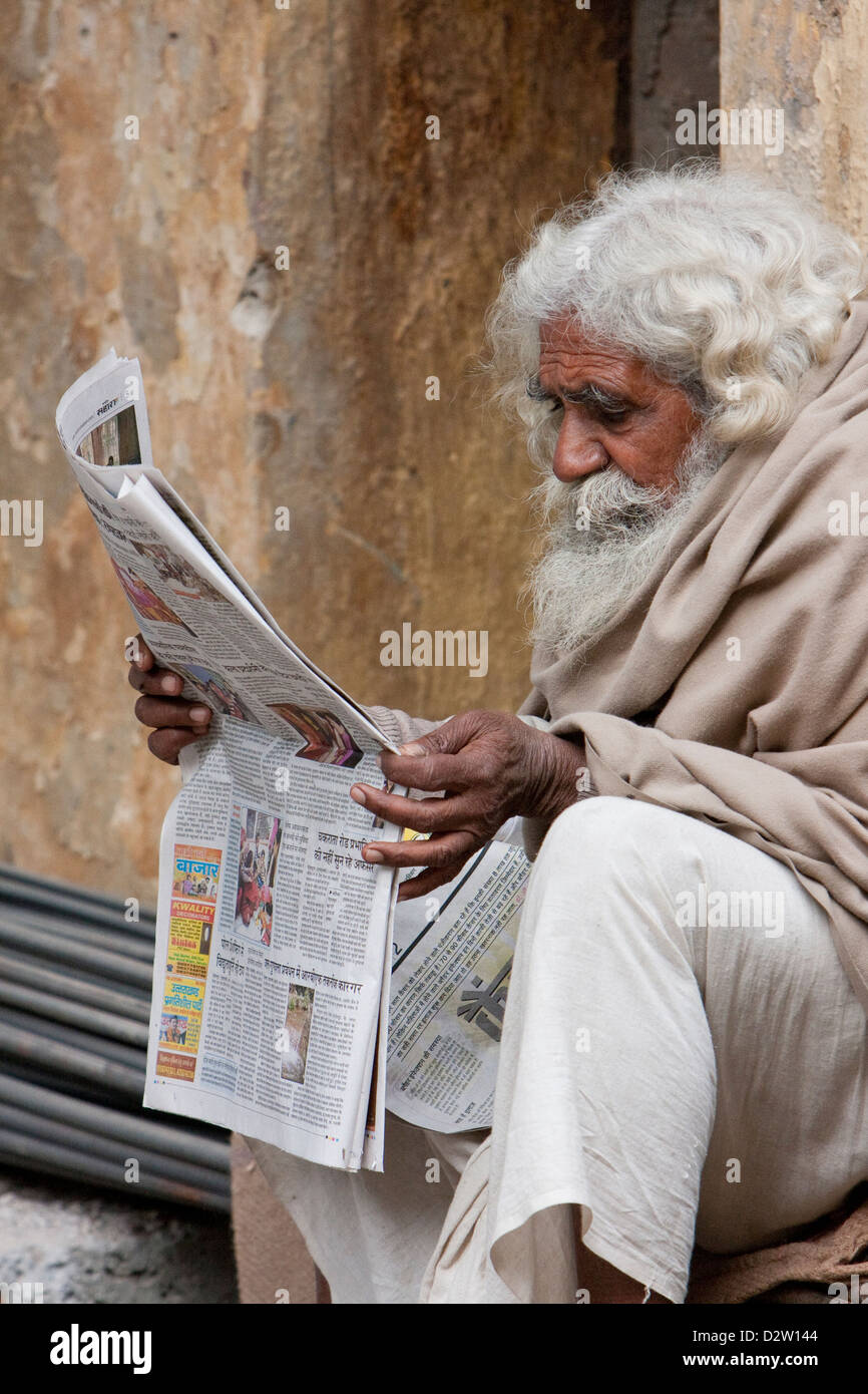 Indien, Rishikesh. Bärtiger alten Mann Hindi Zeitung lesen. Stockfoto