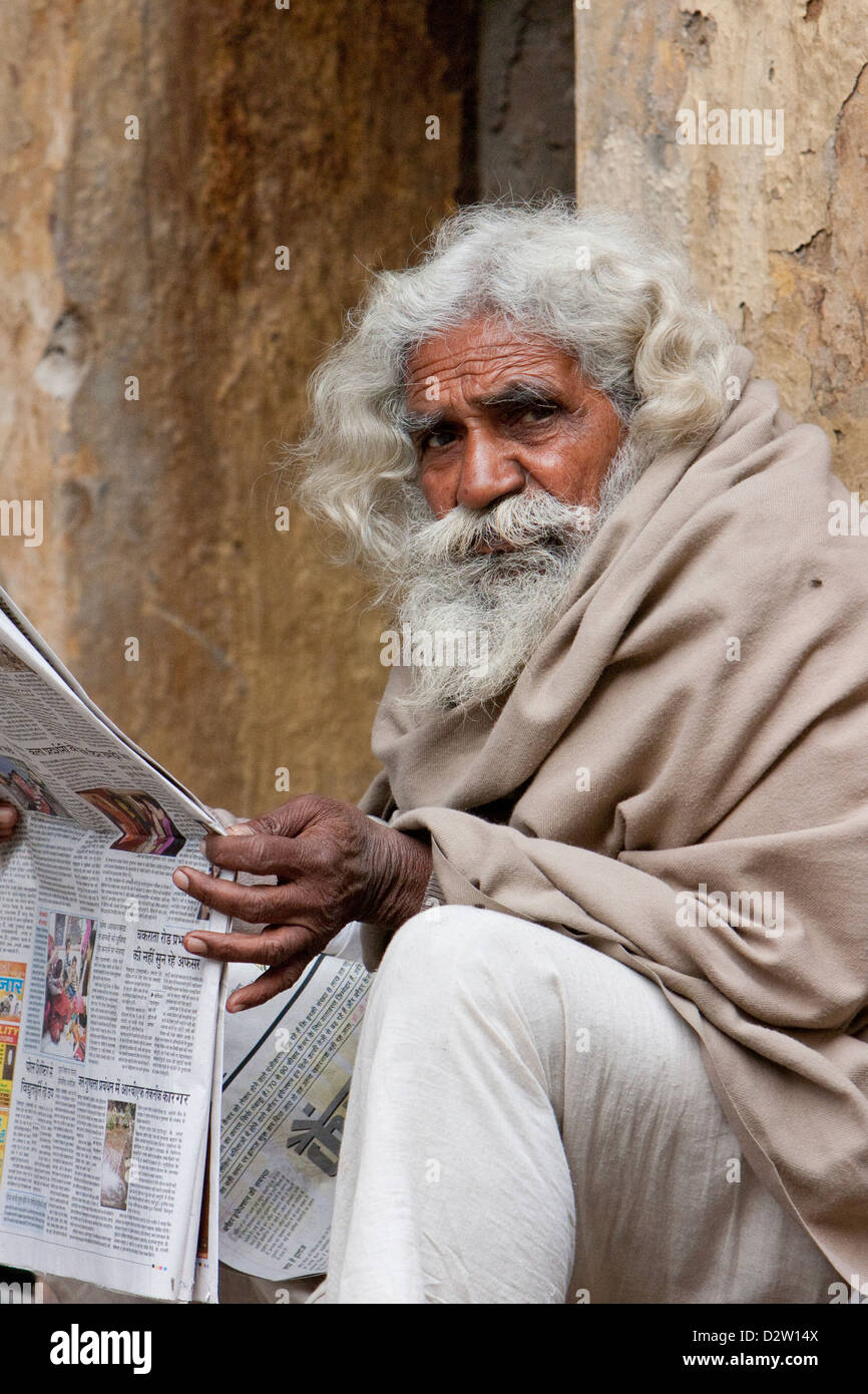 Indien, Rishikesh. Bärtiger alten Mann Hindi Zeitung lesen. Stockfoto