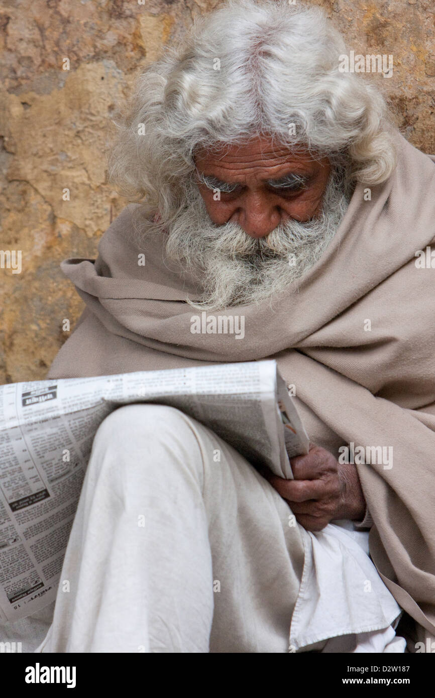 Indien, Rishikesh. Bärtiger alten Mann Hindi Zeitung lesen. Stockfoto