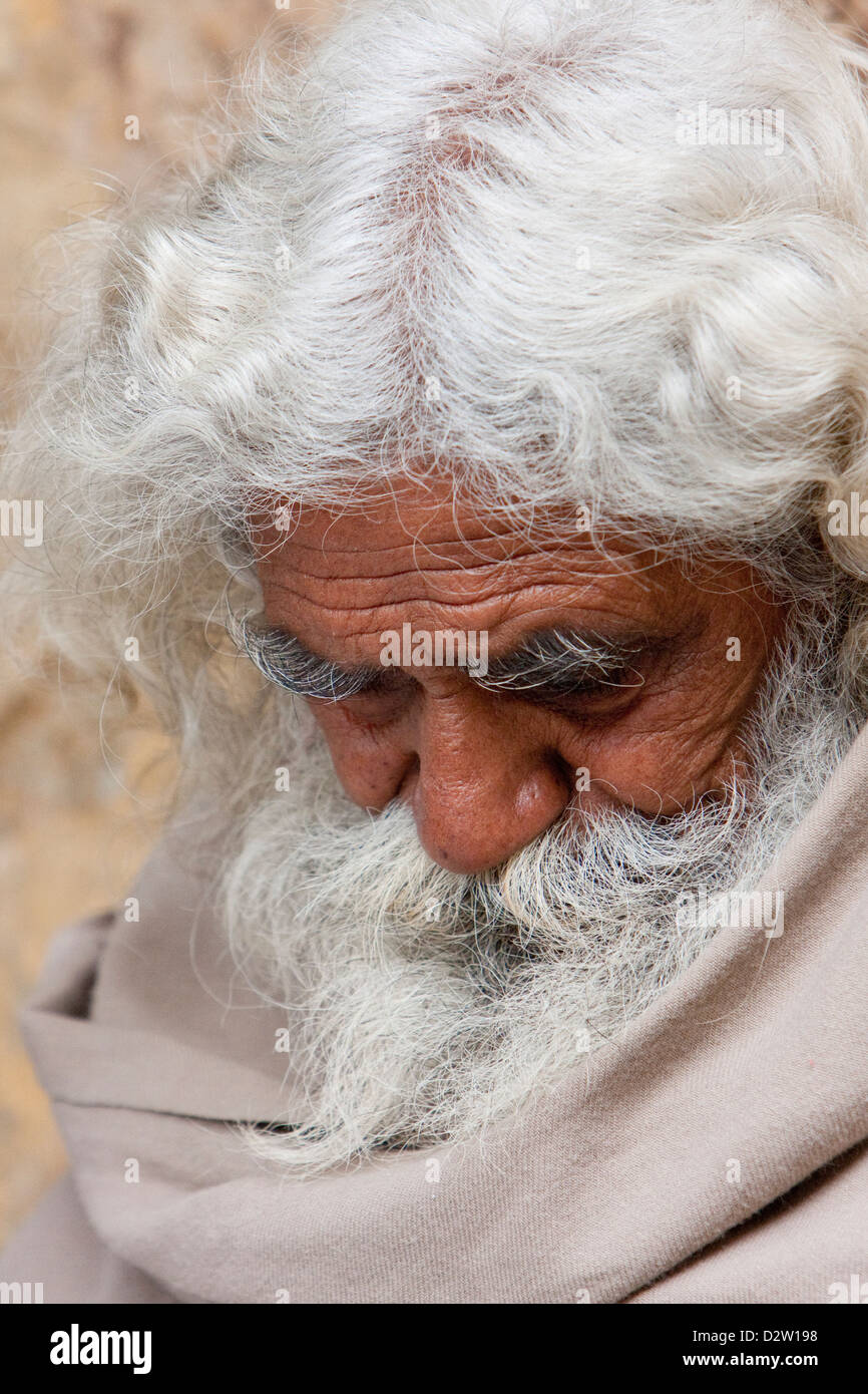 Indien, Rishikesh. Bärtiger alten Mann Hindi Zeitung lesen. Stockfoto