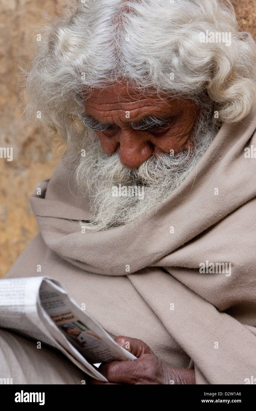 Indien, Rishikesh. Bärtiger alten Mann Hindi Zeitung lesen. Stockfoto