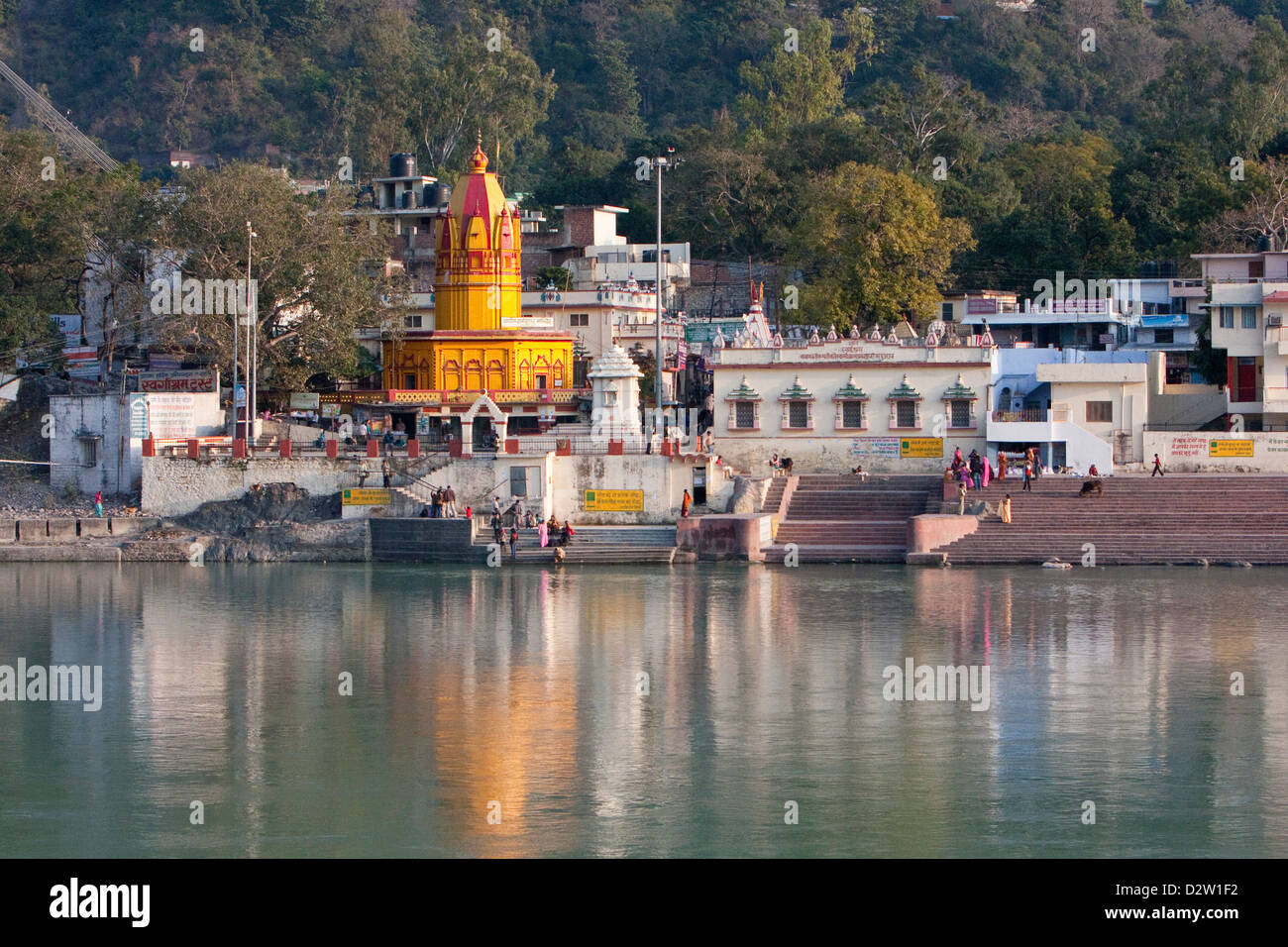 Indien, Rishikesh. Nordufer des Ganges (Ganga) und Hindu-Tempel. Stockfoto