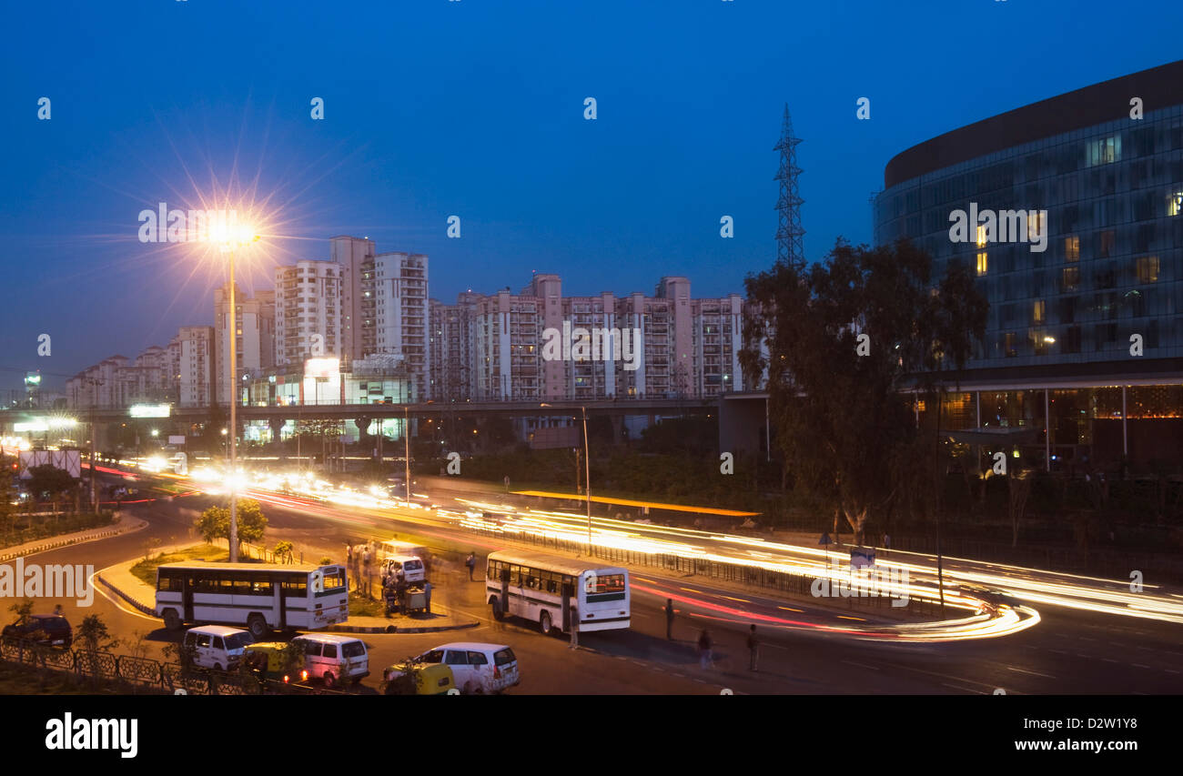 Verkehr auf der Straße in der Nacht, IFFCO Chowk, Gurgaon, Haryana Stockfoto