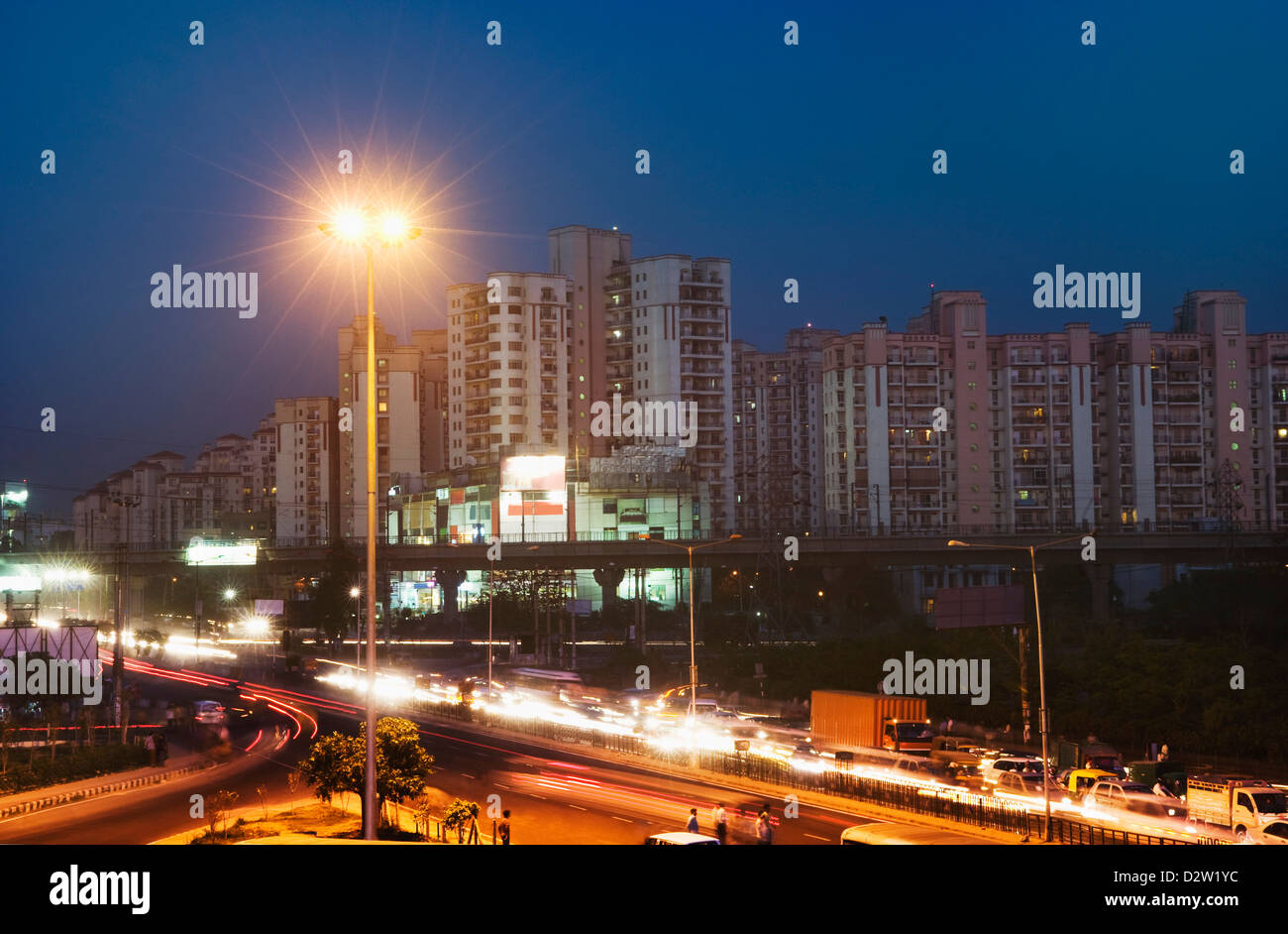 Verkehr auf der Straße in der Nacht, IFFCO Chowk, Gurgaon, Haryana Stockfoto