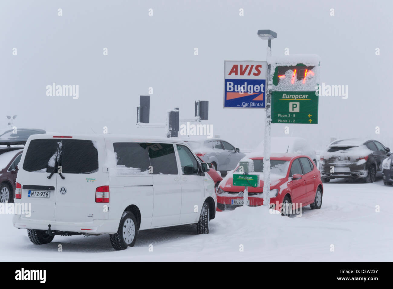 Parkplatz am frostigen Flughafen von Rovaniemi Finnland Stockfoto