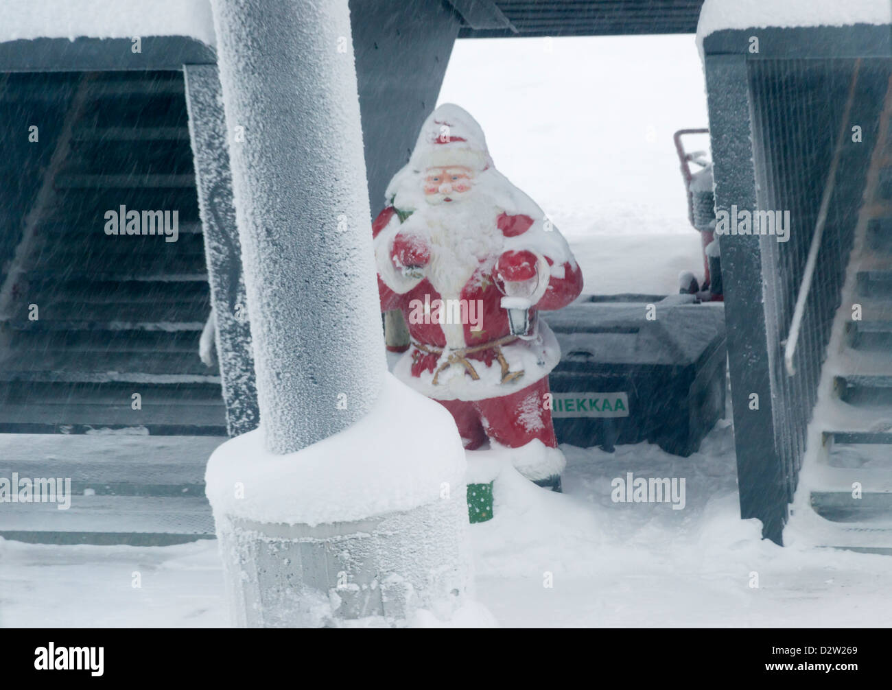 Santa am Flughafen in Rovaniemi Finnland Stockfoto