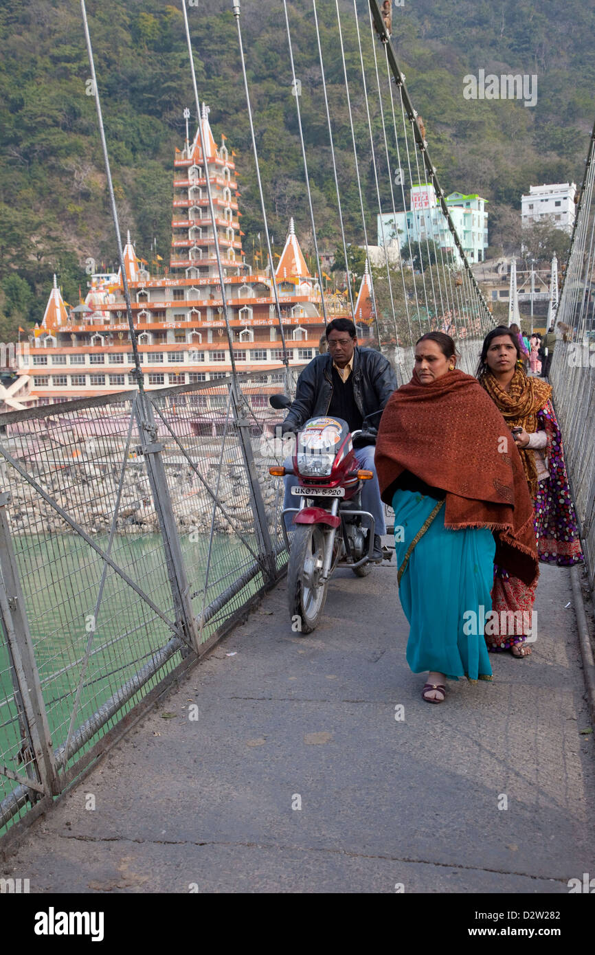Indien, Rishikesh. Fußgängerbrücke über den Ganges (Ganga). Stockfoto