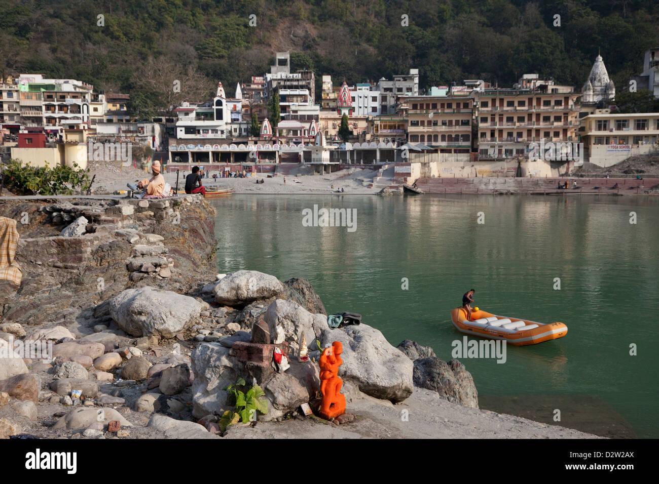 Indien, Rishikesh. Tempel und Pensionen am nördlichen Ufer des Ganges (Ganga). Stockfoto