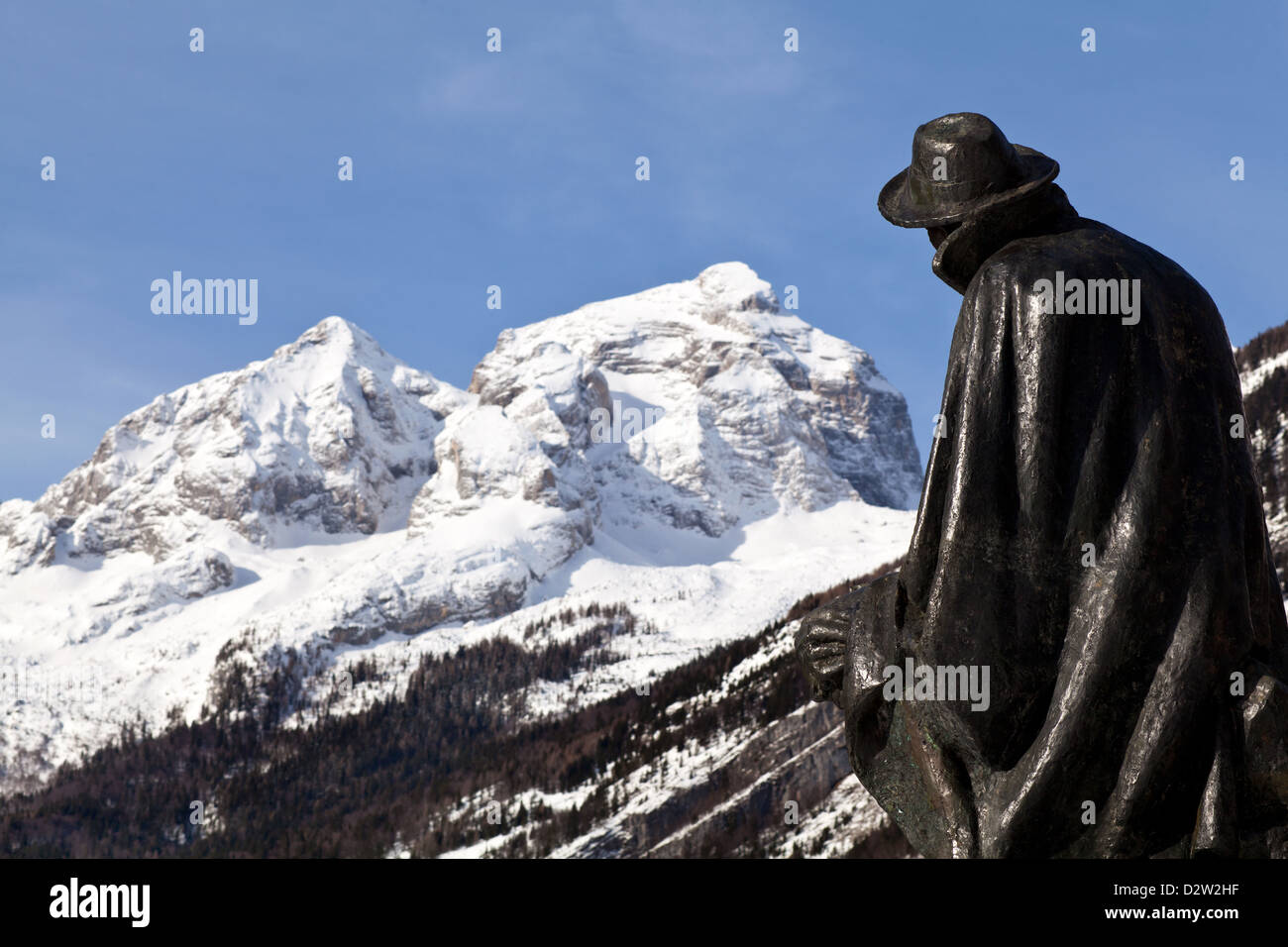 Berg Jalovec im Winter mit viel Schnee und Denkmal. Julius Kugy war Bergsteiger, Schriftsteller, Botaniker, Humanist, Rechtsanwalt und Offizier. Stockfoto