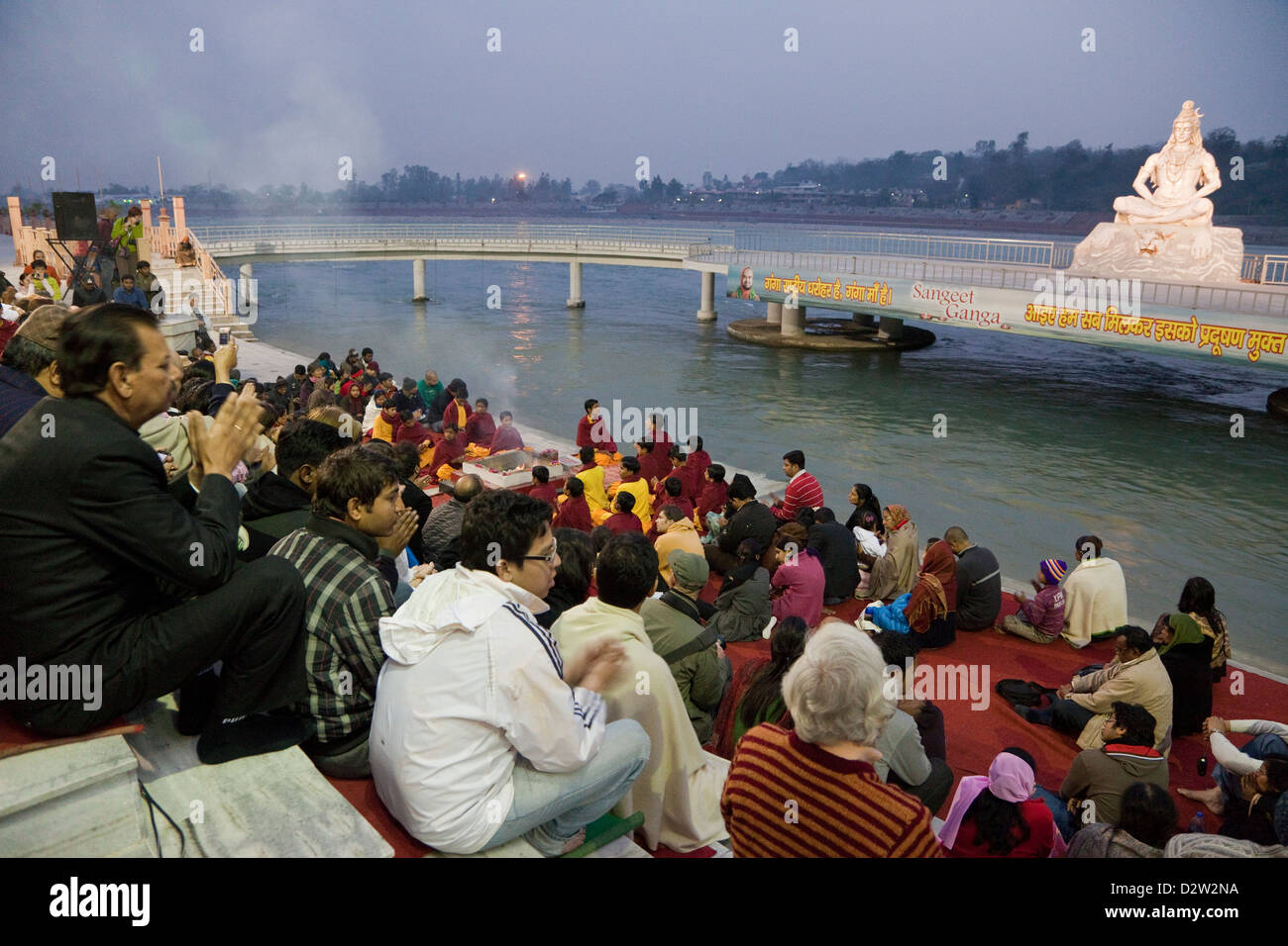 Indien, Rishikesh. Sonnenuntergang Anbetung (Aarti) am Ganges (Ganga) im Parmarth Niketan Ashram. Lord Shiva auf rechten Seite. Stockfoto