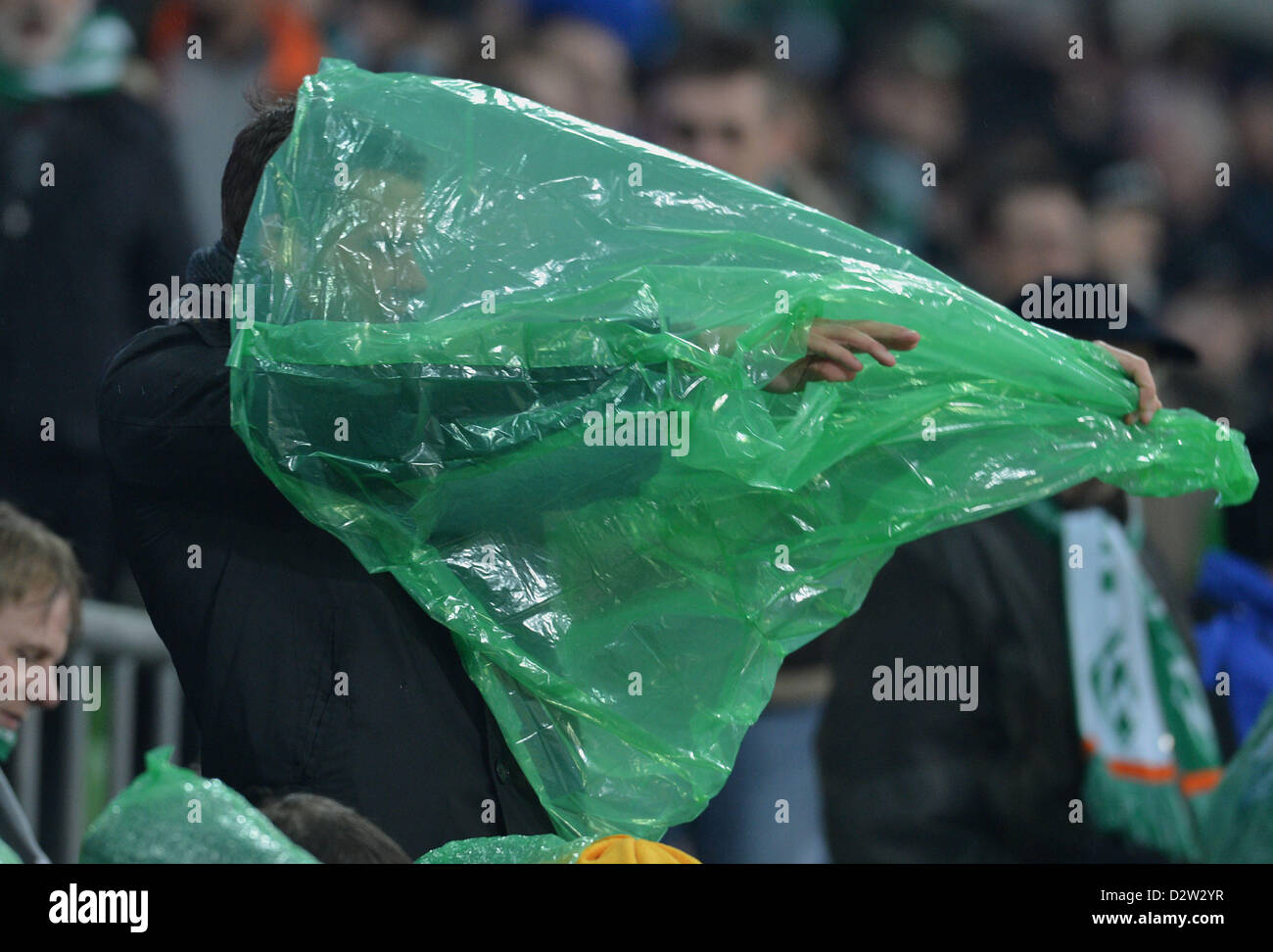Ein Fussball Zuschauer Versucht Sich Vor Dem Regen Mit Einem Regencape Vor Dem Bundesliga Fussballspiel Zwischen Werder Bremen Und Hannover 96 In Bremen Deutschland 1 Februar 2013 Decken Foto Carmen Jaspersen Stockfotografie Alamy