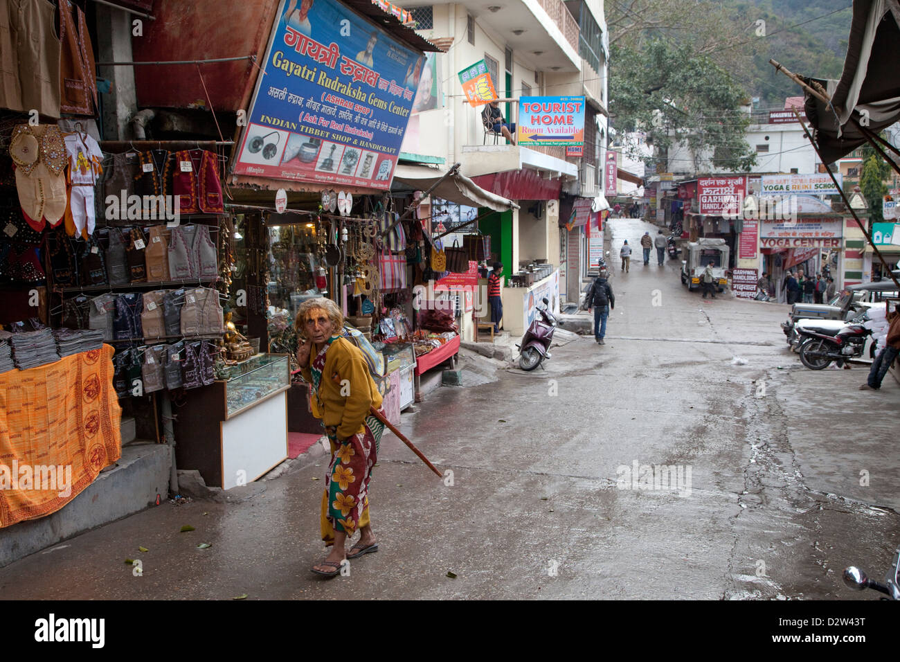 Indien, Rishikesh. Straßenszene. Souvenirläden und Restaurants säumen die Straßen hinunter zum Ganges (Ganga). Stockfoto