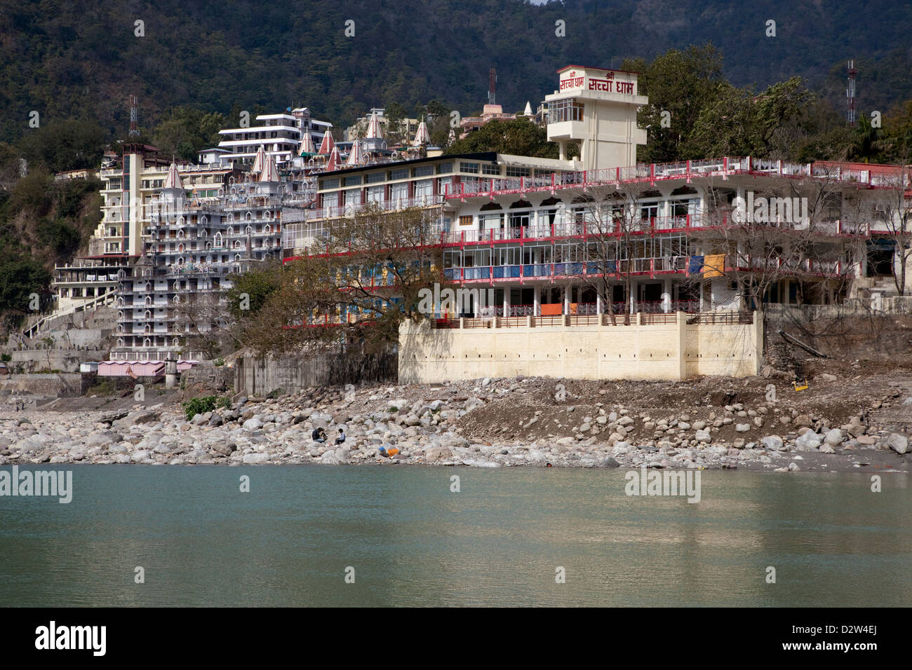 Indien, Rishikesh. Hotels, Pensionen, Ashrams mit Fluss Ganges (Ganga). Stockfoto
