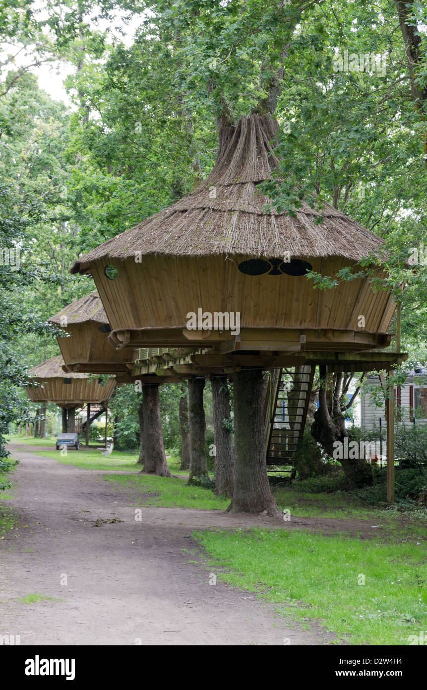 Baumhäuser auf Campingplatz Le Grand Metairie Stockfoto